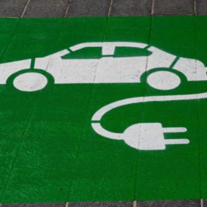recarga de vehículos eléctricos en la calle