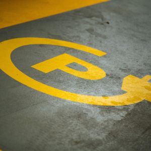 recarga de vehículos eléctricos en parking